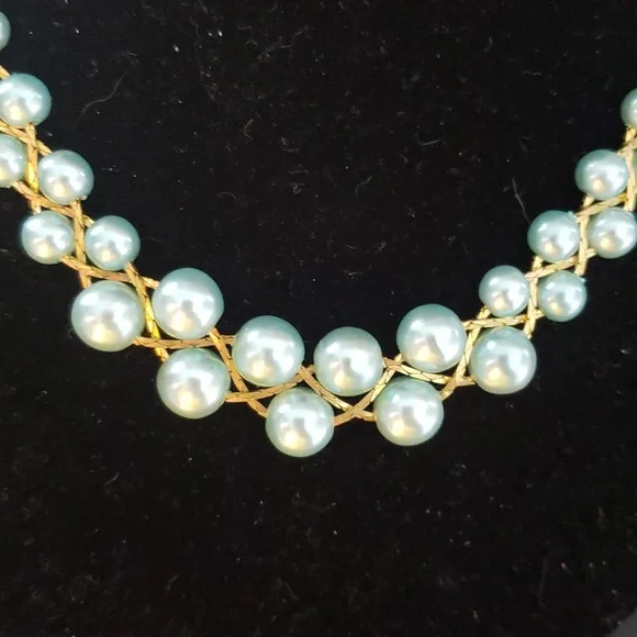 Blue and goldtone faux pearl necklace - Picture 2 of 3